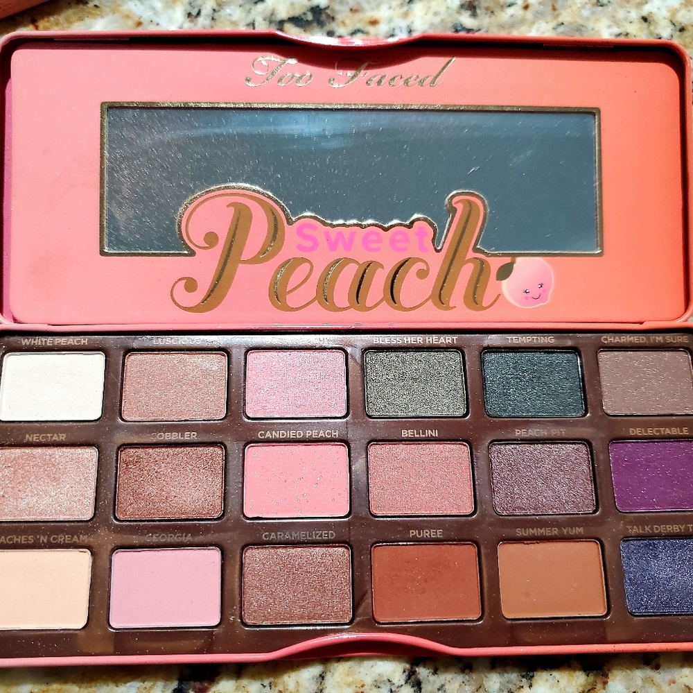 Two faced sweet peach eyeshadow pallette